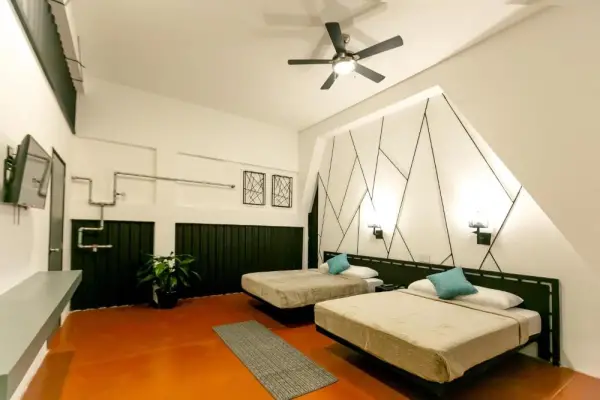D' LA TORRE HOTEL 9